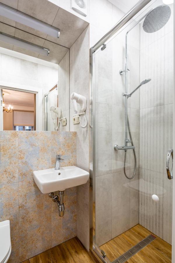 Romari Площа Катедральна 8 Apartment Lviv Luaran gambar